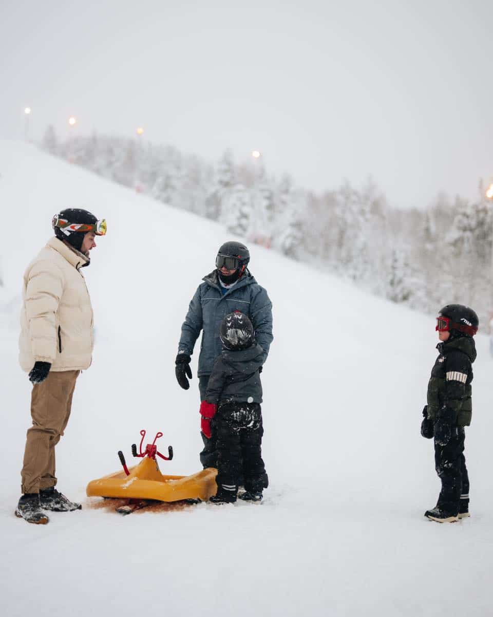 O familie se distreaza pe partiile de saniusi din Norvegia, unele dintre cele mai bune din europa, cu multa zapada.