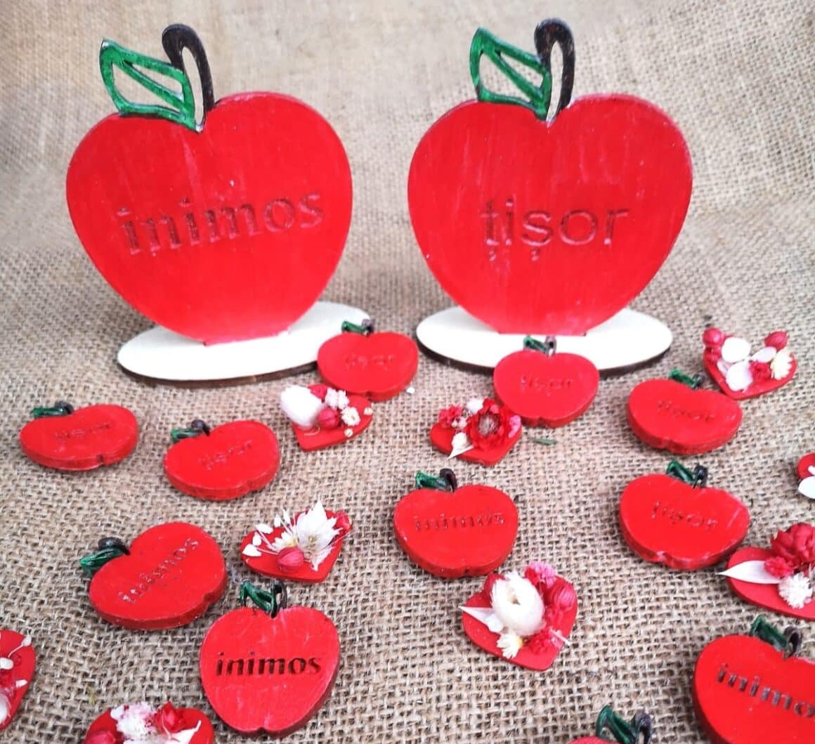 martisoare din lemn sub forma de mere rosii, la targul de marțișor de la Maison 13