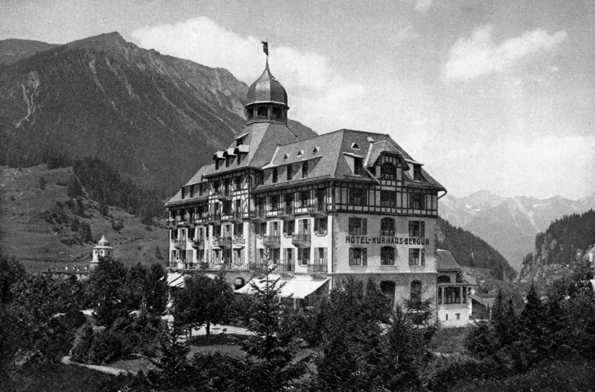 restaurantul Kurhaus din Bergün la poalele muntilor cu piste de sanius