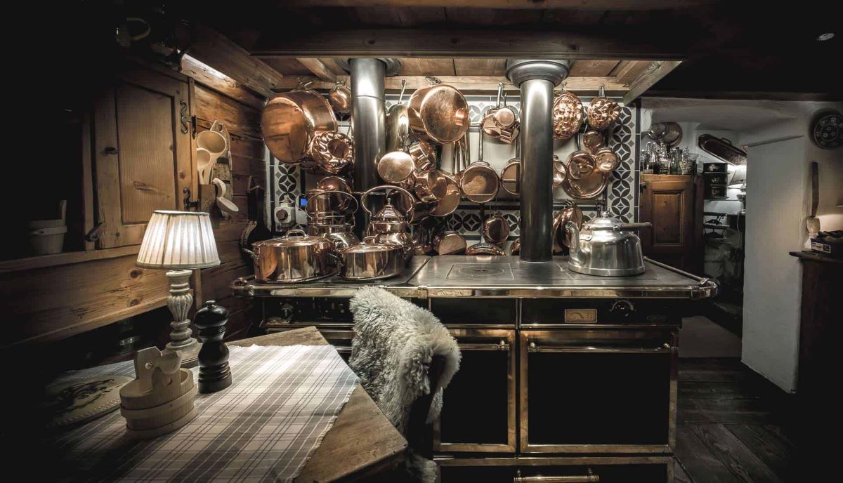 INteriorul restaurantului La Ferme des Vônezins din alpii francezi, in satul Manigod