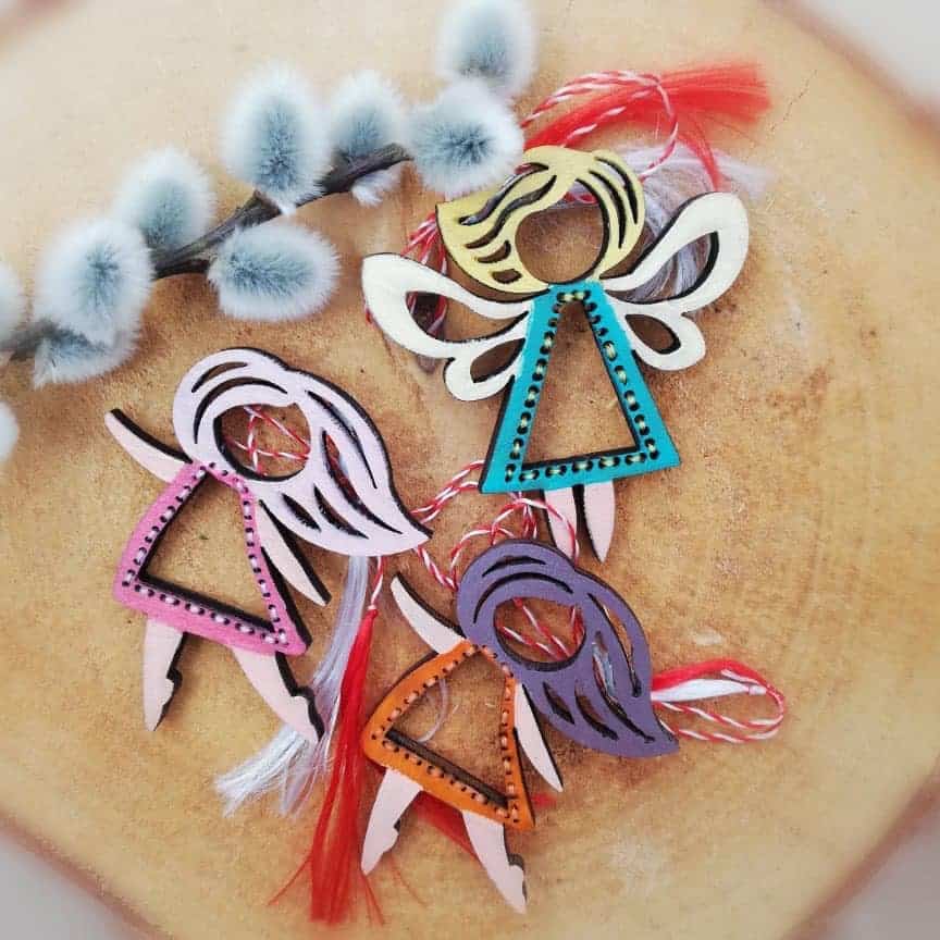 3 mărțișoare din lemn sub forma de fetite inger colorate