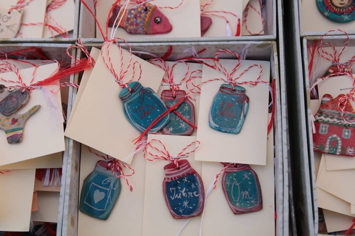 mai multe martisoare prinse pe un panou la MTR, la unul din târguri de Mărțișor din București