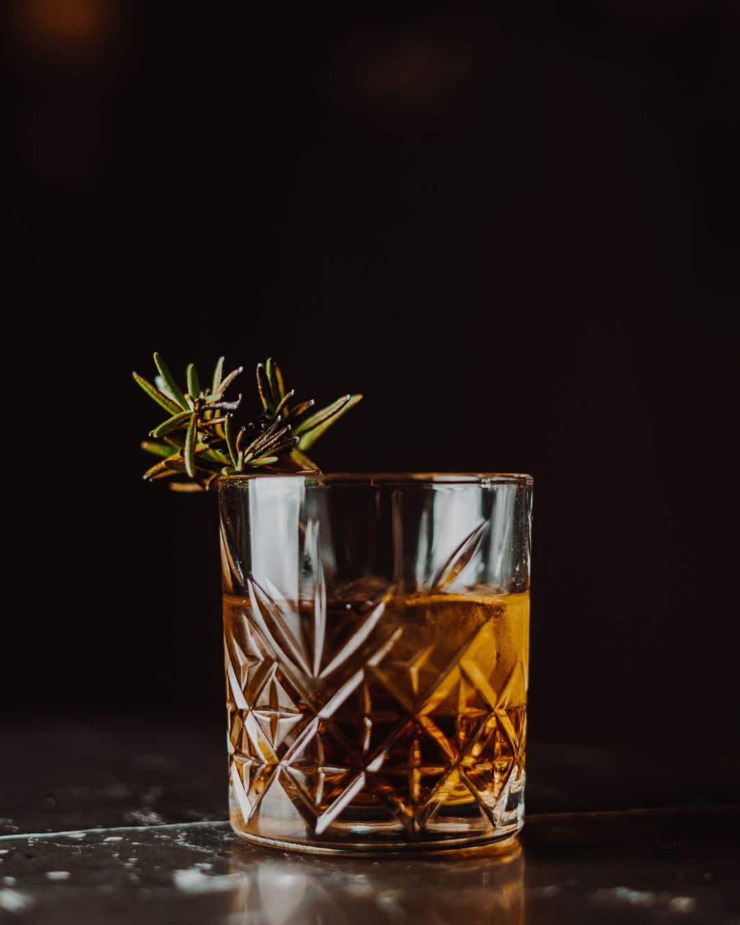 pahar de cocktail fotografiat pe fundal negru, la Music Pub Sibiu