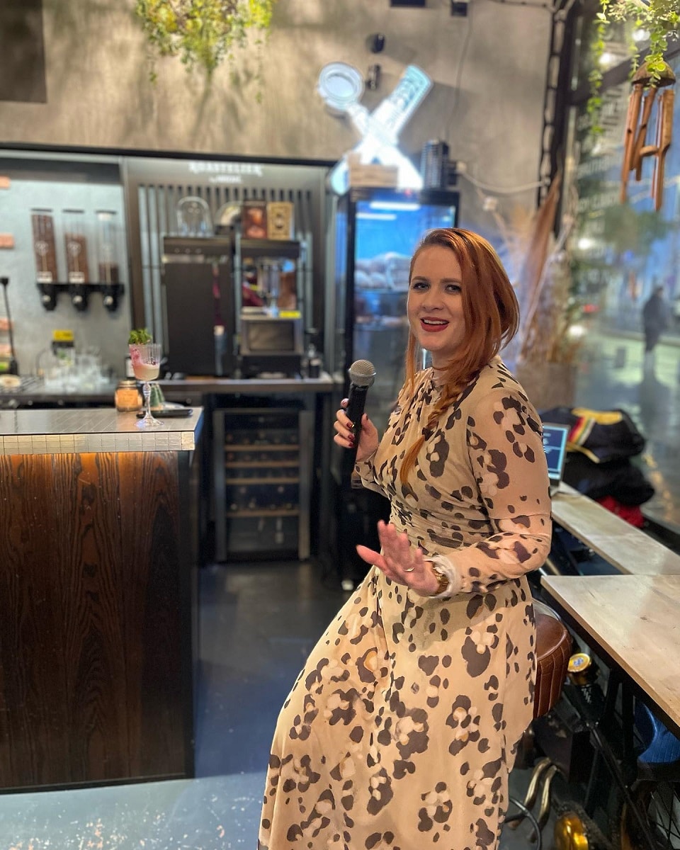 femeie care canta muzica live jazz la Wings Club Bucuresti