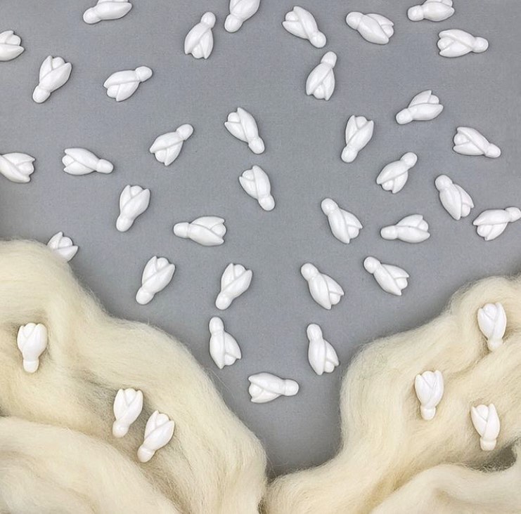 martisoare ceramice sub foramd de ghiocei alb, la Room 21 unde are loc unul din târguri de Mărțișor din București