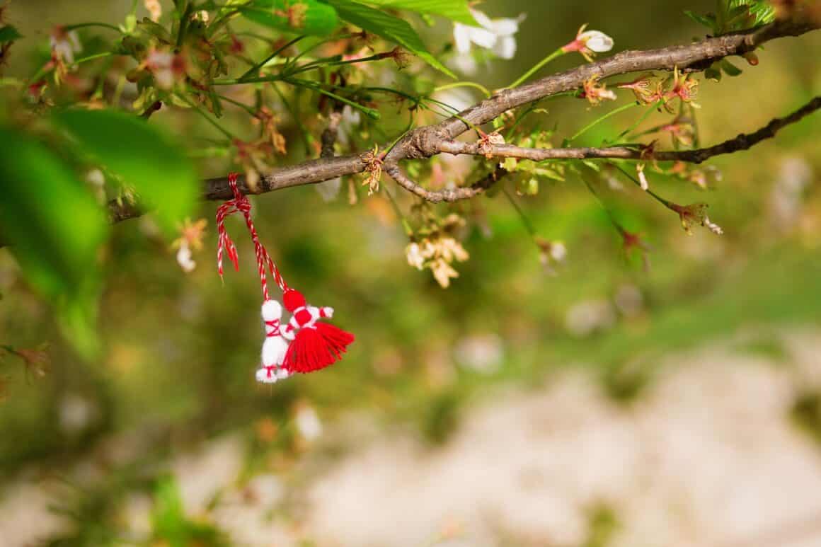 Mărțișor cu 2 figurine din ata alba si rosie, prinse pe o crenguta de pom