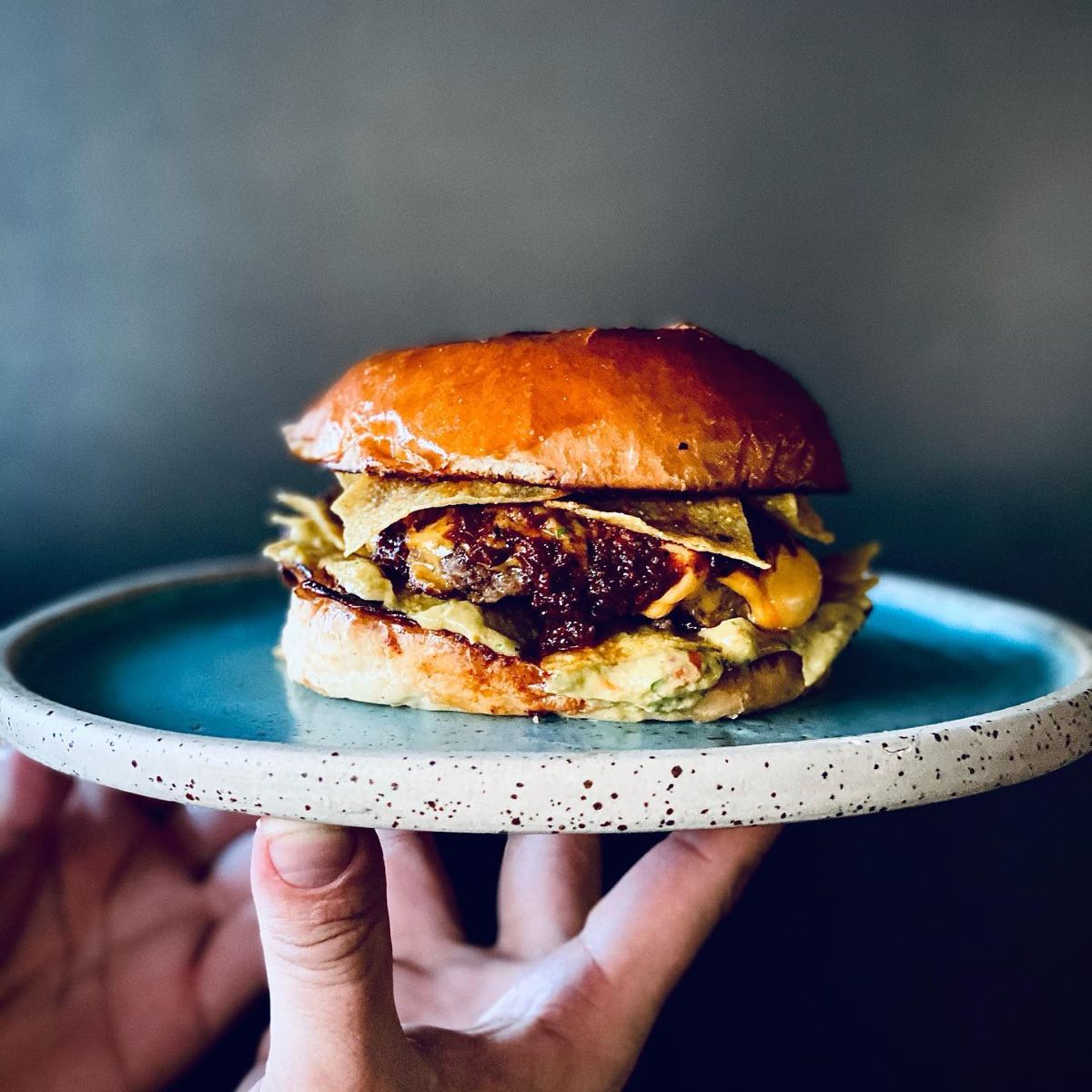 un burger servit pe o farfurie in  restaurantul Piata 9 din oradea