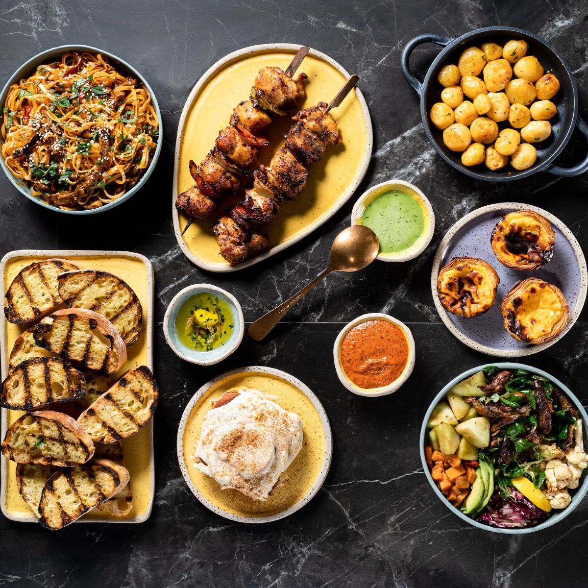 mai multe farfurii cu mancare din  restaurantul Piata 9 din oradea