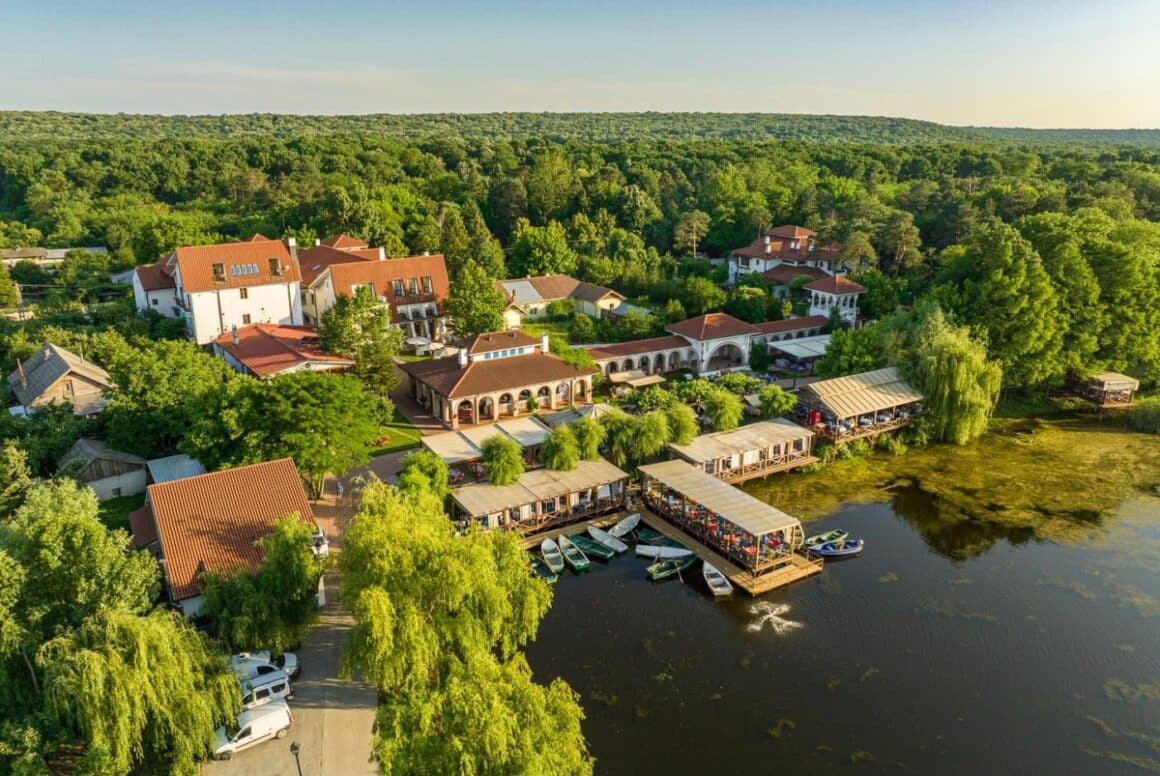 domeniul Casa Comana, la marginea lacului, fotografiat de sus - restaurante lângă București