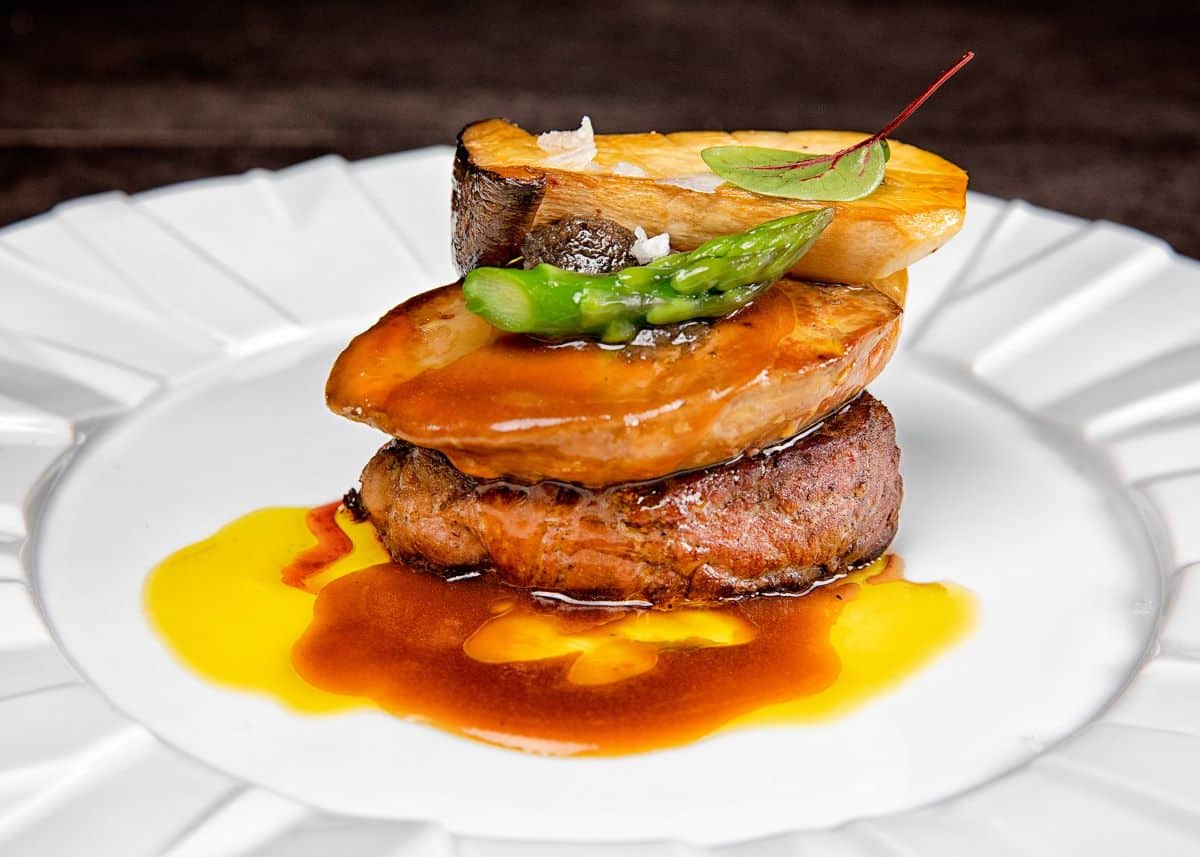 un dish fine dining din restaurantul rosecas din oradea