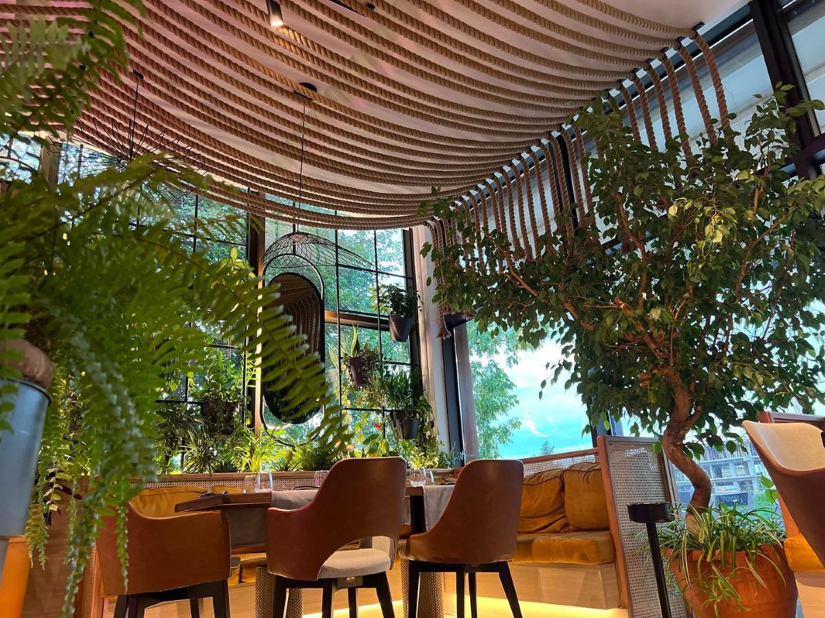 interiorul restaurantului Rivo din Oradea