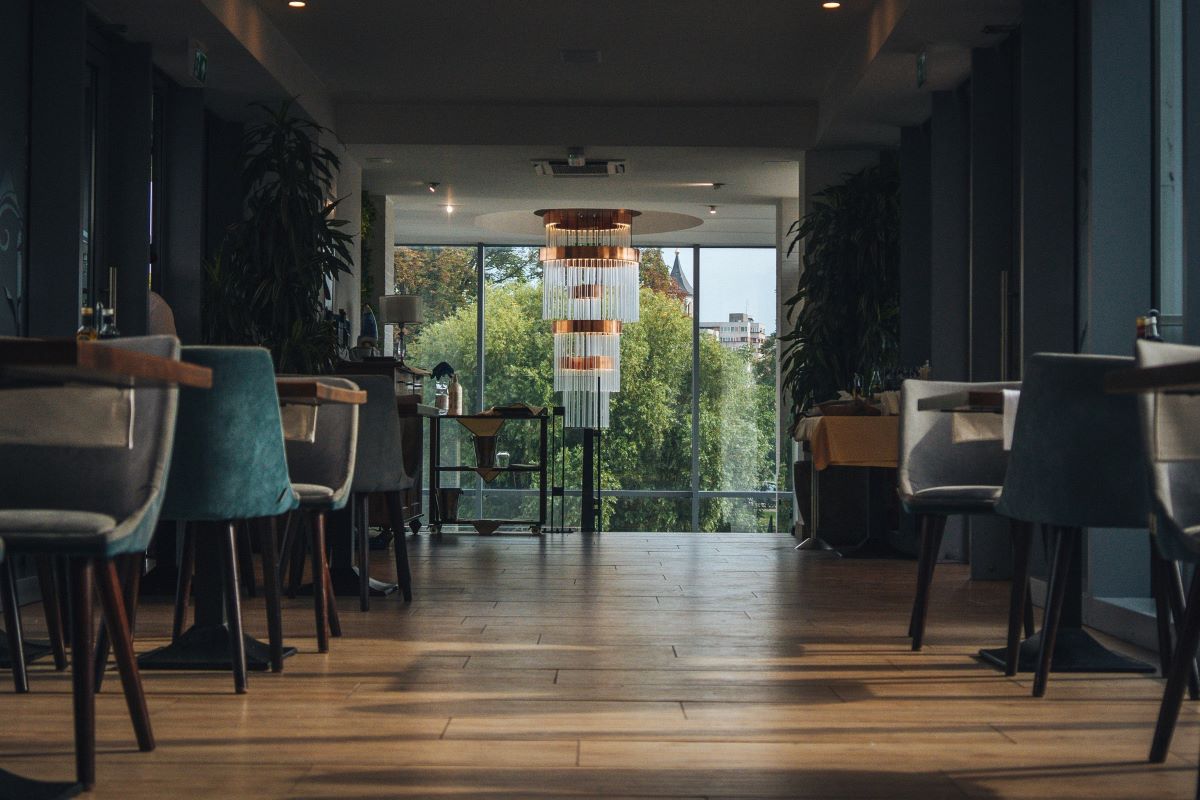 interiorul restaurantului crinul alb din Oradea