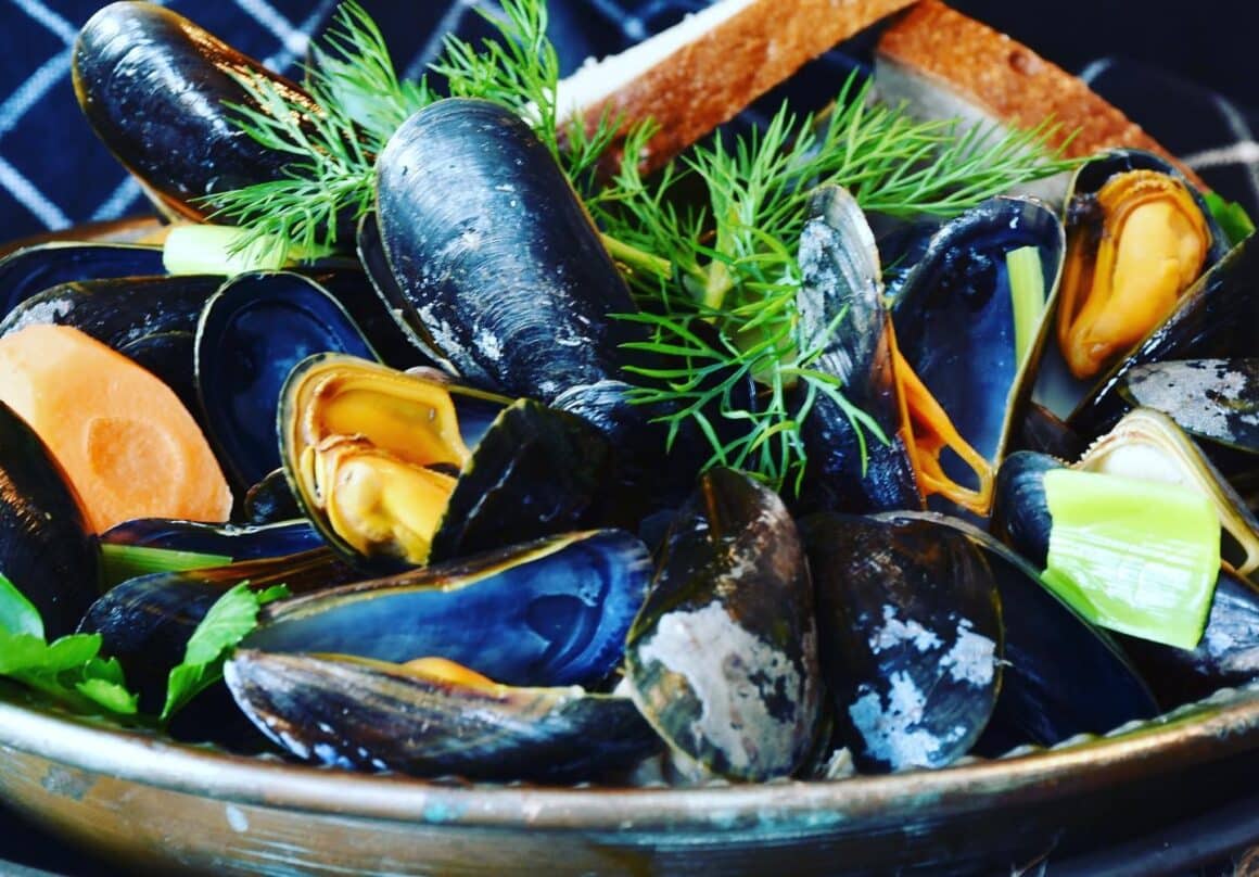 o portie de midii cu mărar din meniul restaurantului laguna verde