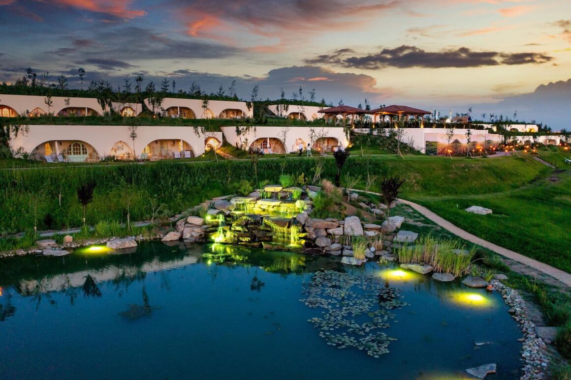 exteriorul restaurantului casa timis cu un lac și o cascada artificiala