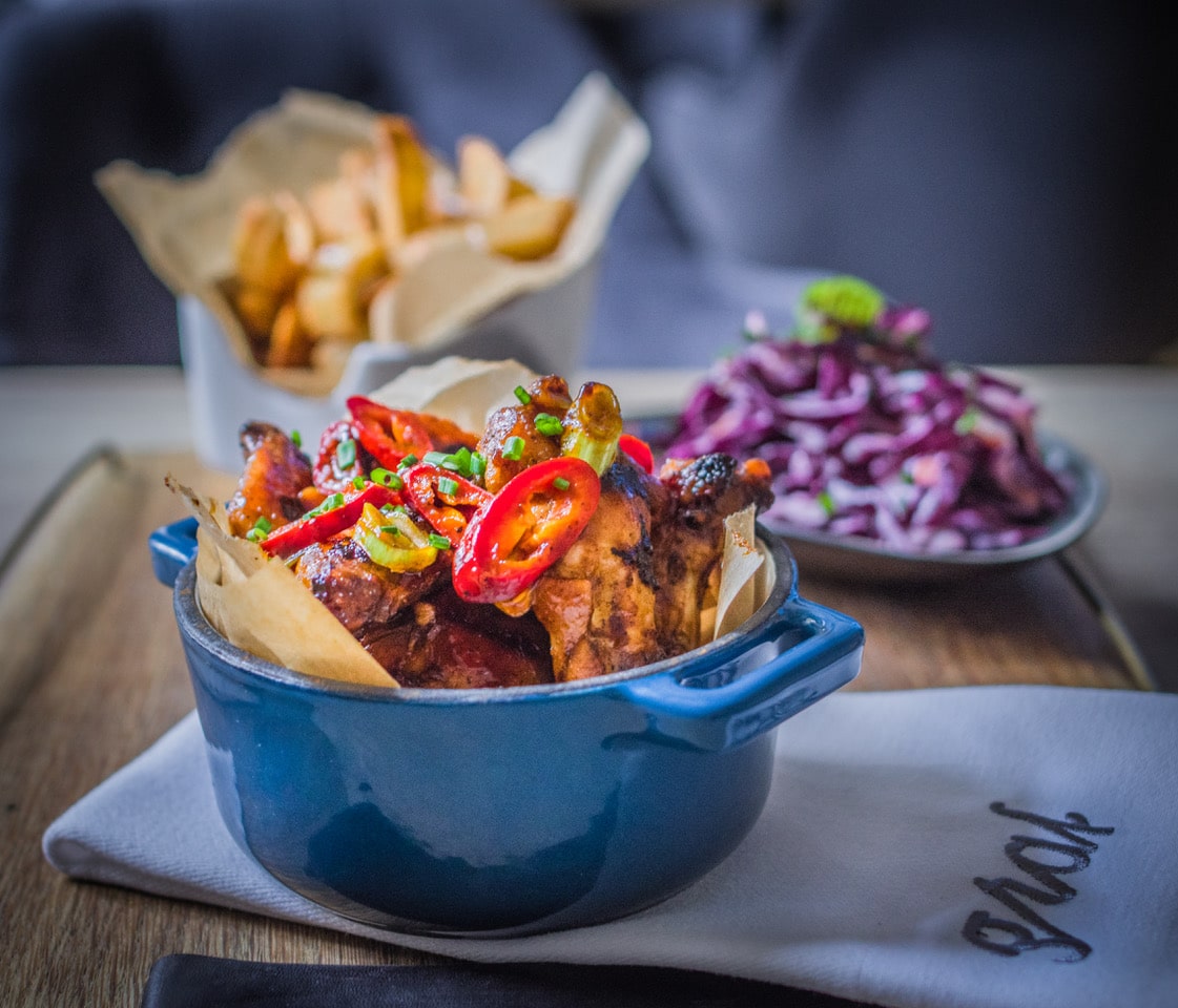 un preparat cald servit intr-o oală de fonta in restarantul graf din oradea