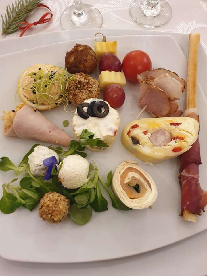 un platou de aperitive din meniul restaurantului casa comana