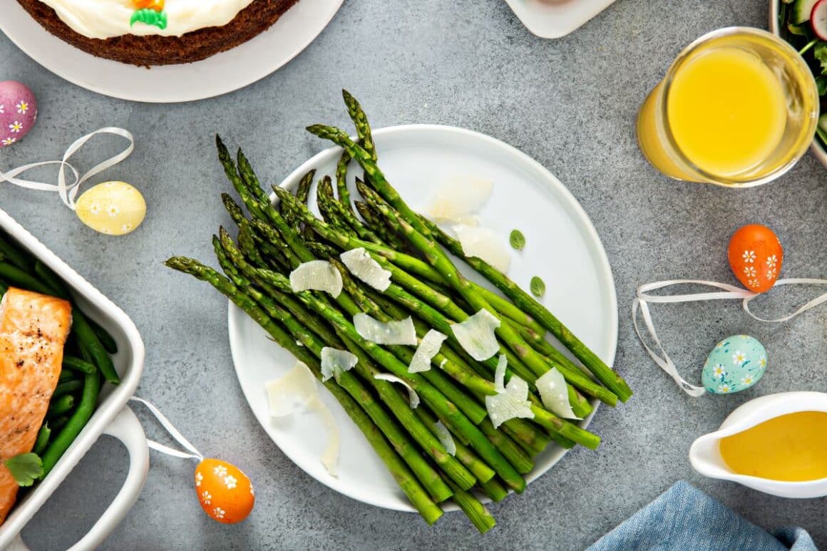 sparanghel intr-o farfurie alba, fotografiat de sus - aliment gust umami