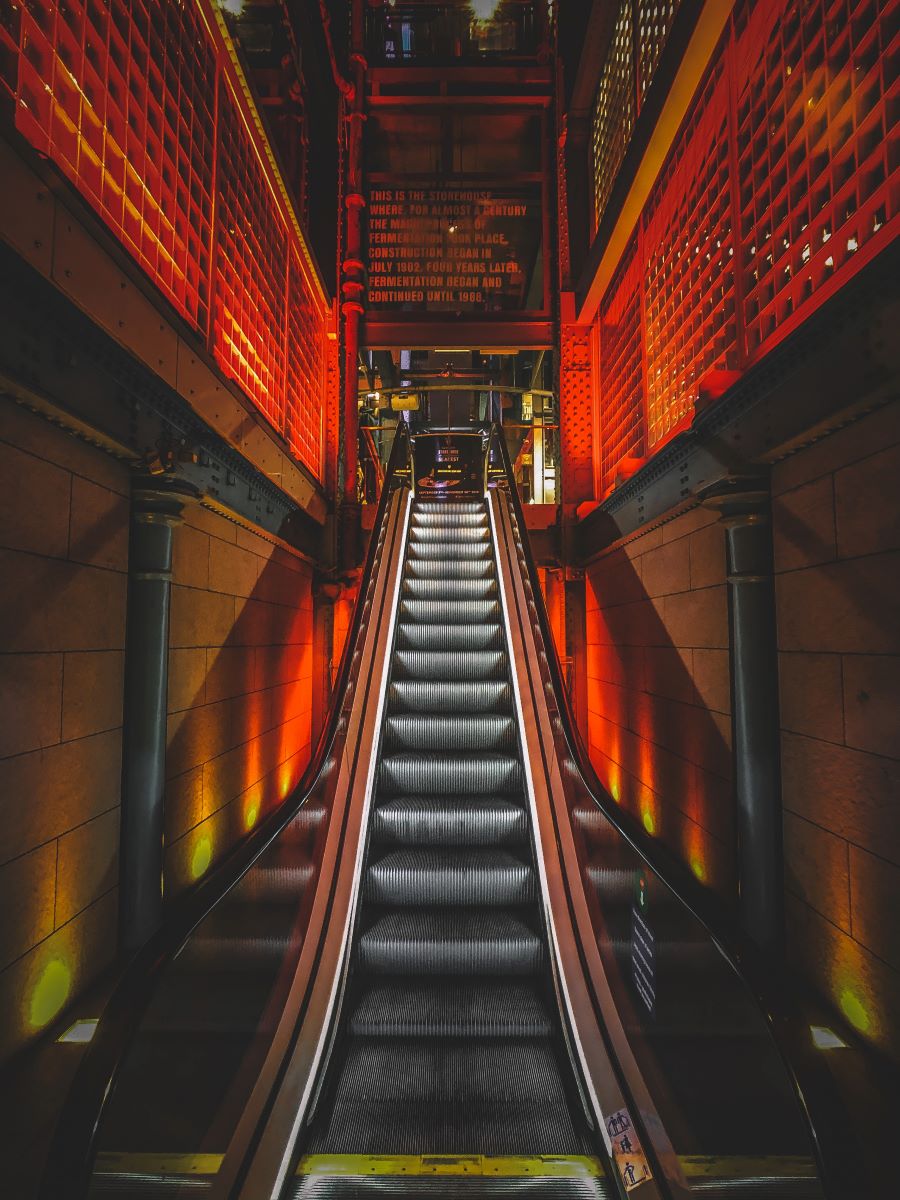 o scara rulanta din interiorul muzeului Guinness din Dublin.
