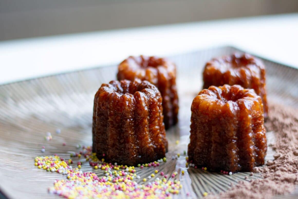 Patru Canelé, prajituri traditionale din franta. Preparate din jurul lumii.