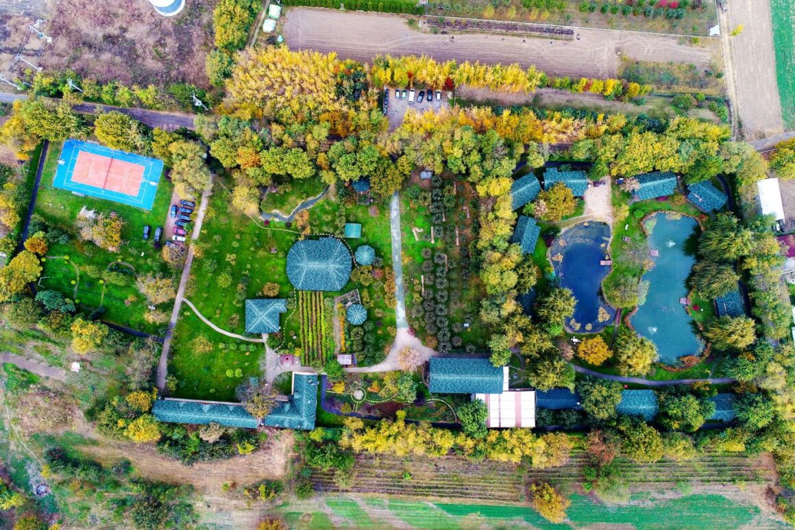 domeniul Acacia Village fotografiat de sus - restaurante lângă București