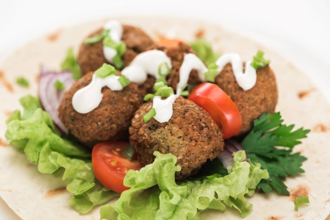 o portie de falafel traditional, o mancare tipic israeliana