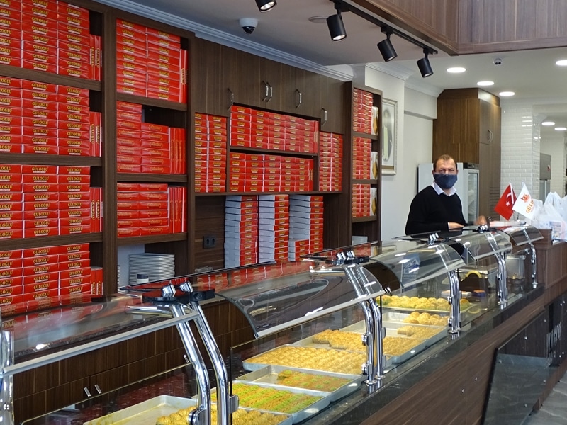 Güloğlu Baklava Börek Salonu - local cu un perete plin de cutii cu baclava - de mâncat la Istanbul