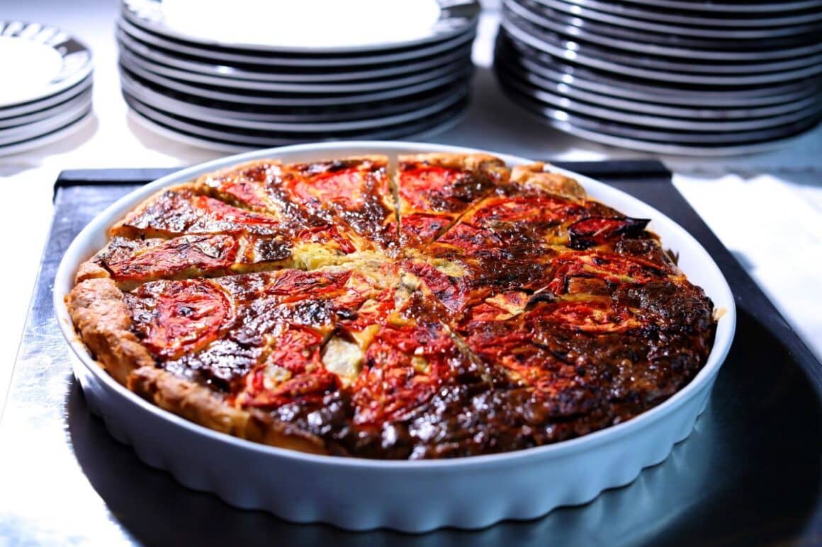 o tarta cu roșii uscate din restaurantul acacica