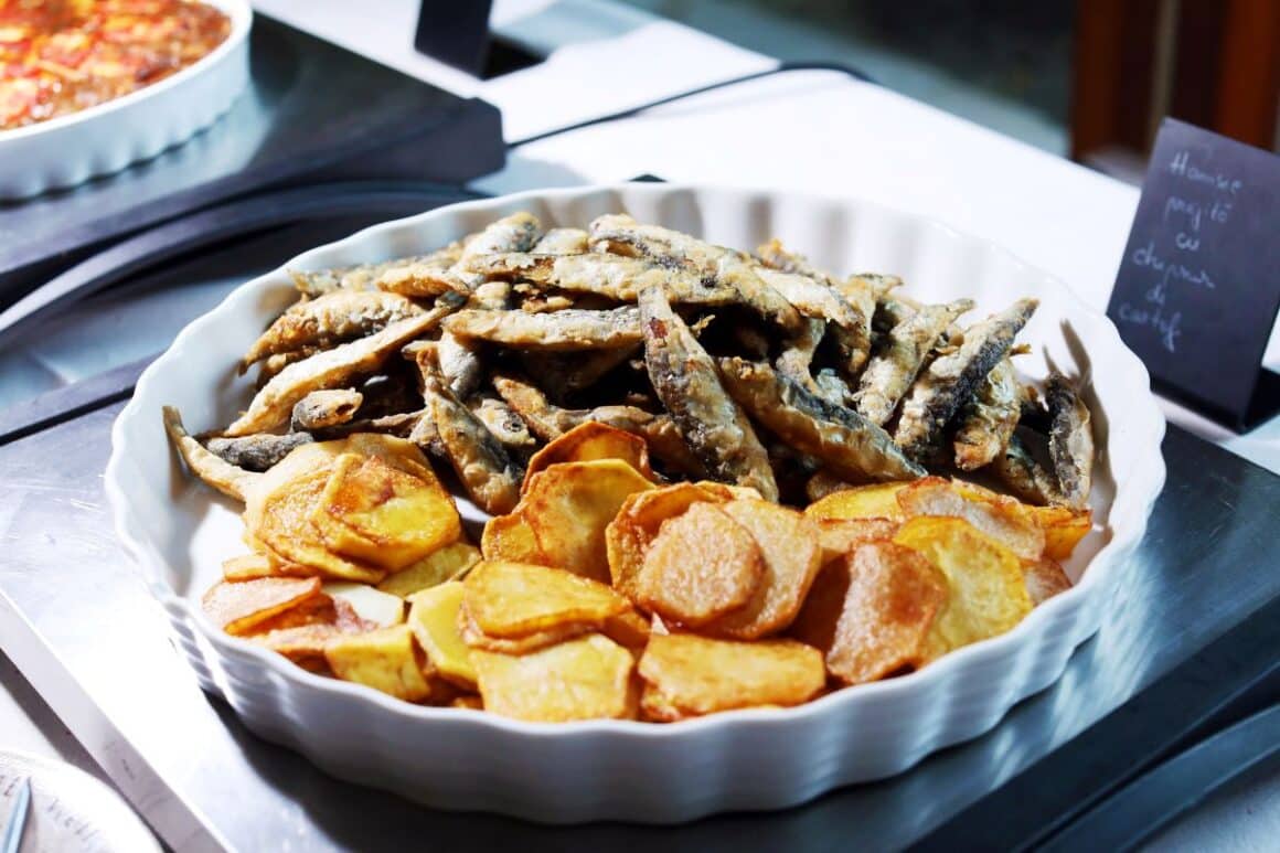 o portie de fish and chips din restaurantul acacica din balotesti