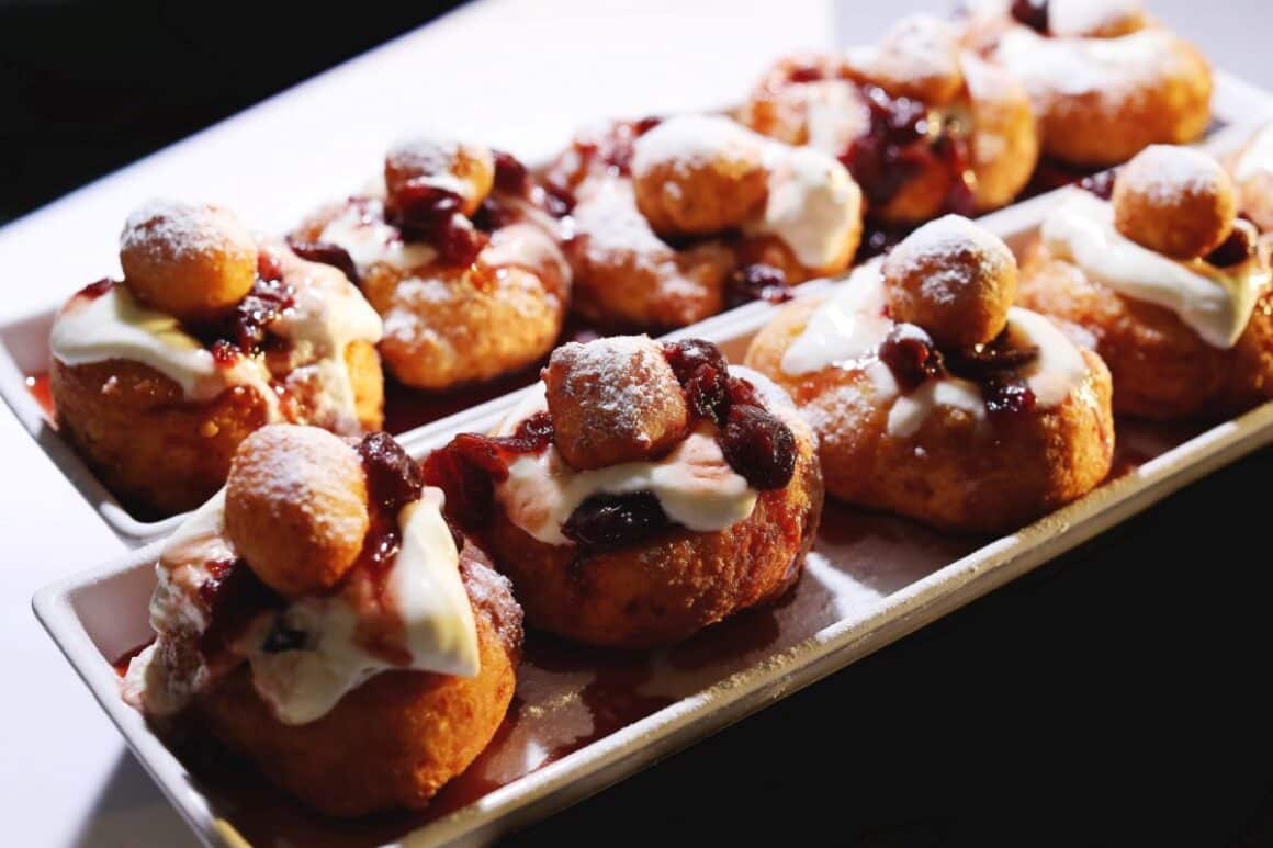 papanasi cu smantana și dulceata de fructe de padure din restaurantul acacica din balotesti