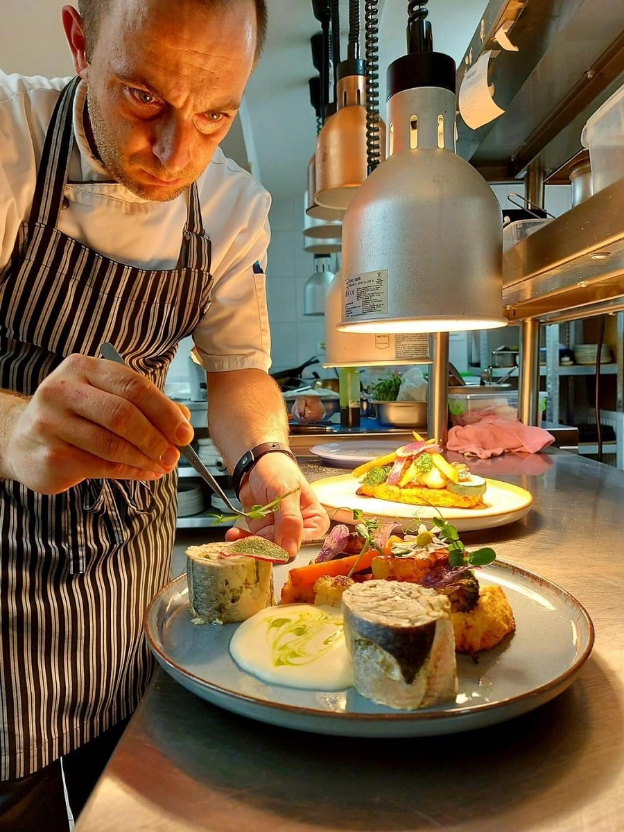 Kicsi Sándor, chef Szikra, aranjeaza platingul la o farfurie