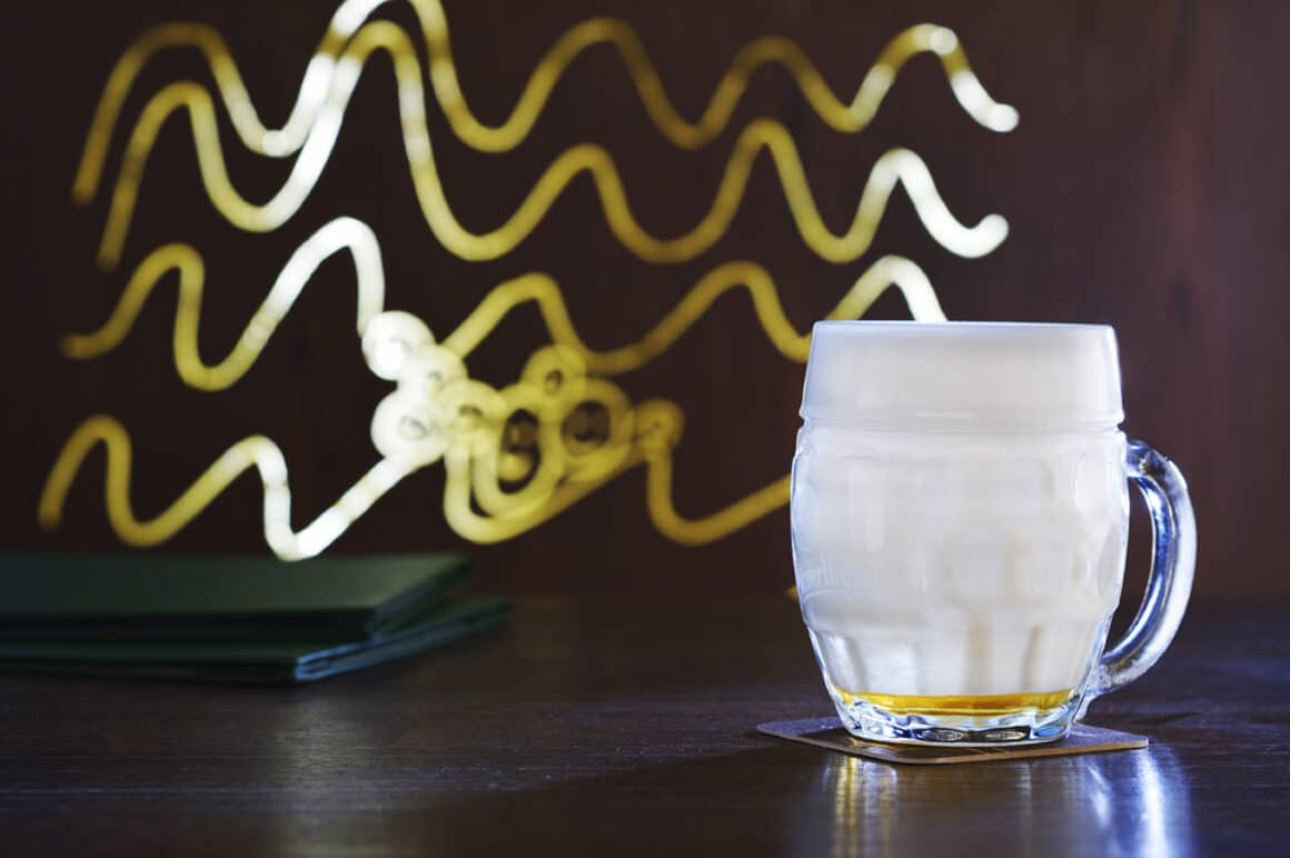 o halba de bere goala cu spuma