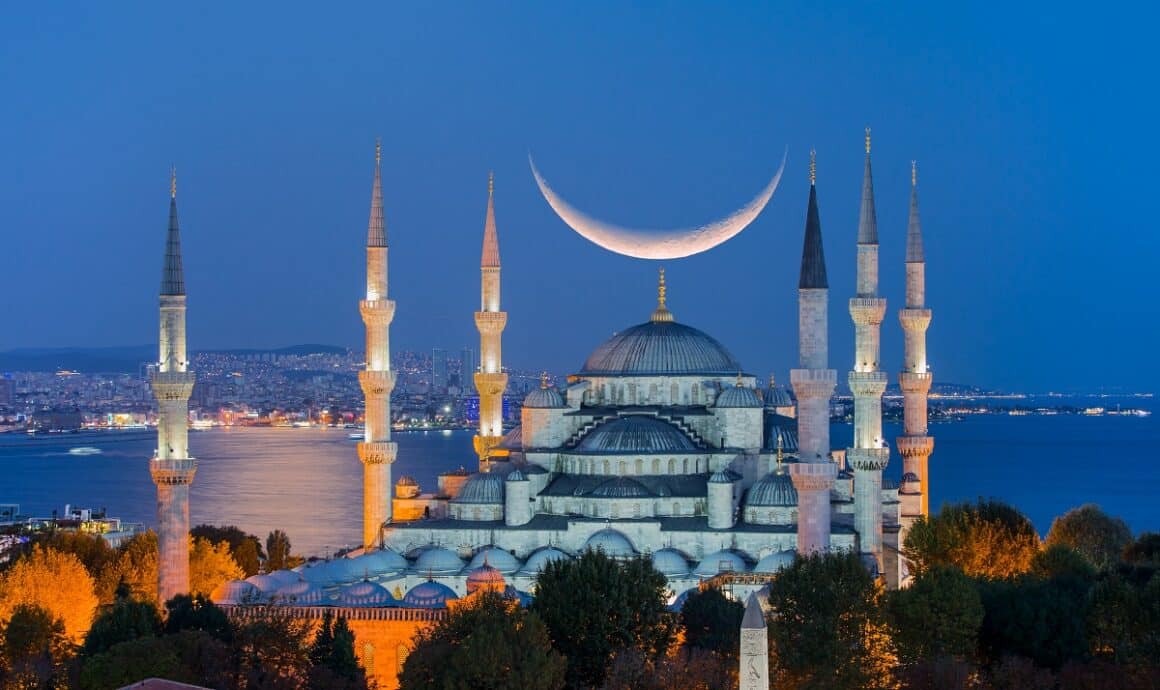 The Blue Mosque with crescent moon (new moon) (Sultanahmet). De vizitat la Istanbul