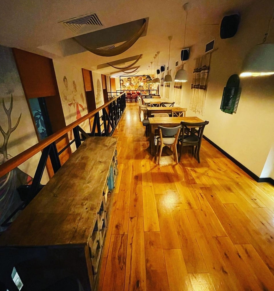 culoar lung cu mese de 4 persoane la restaurant Noua Bar