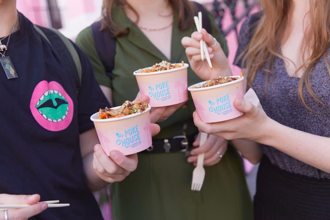 trei femei care mananca din pahare de carton - poke bowls