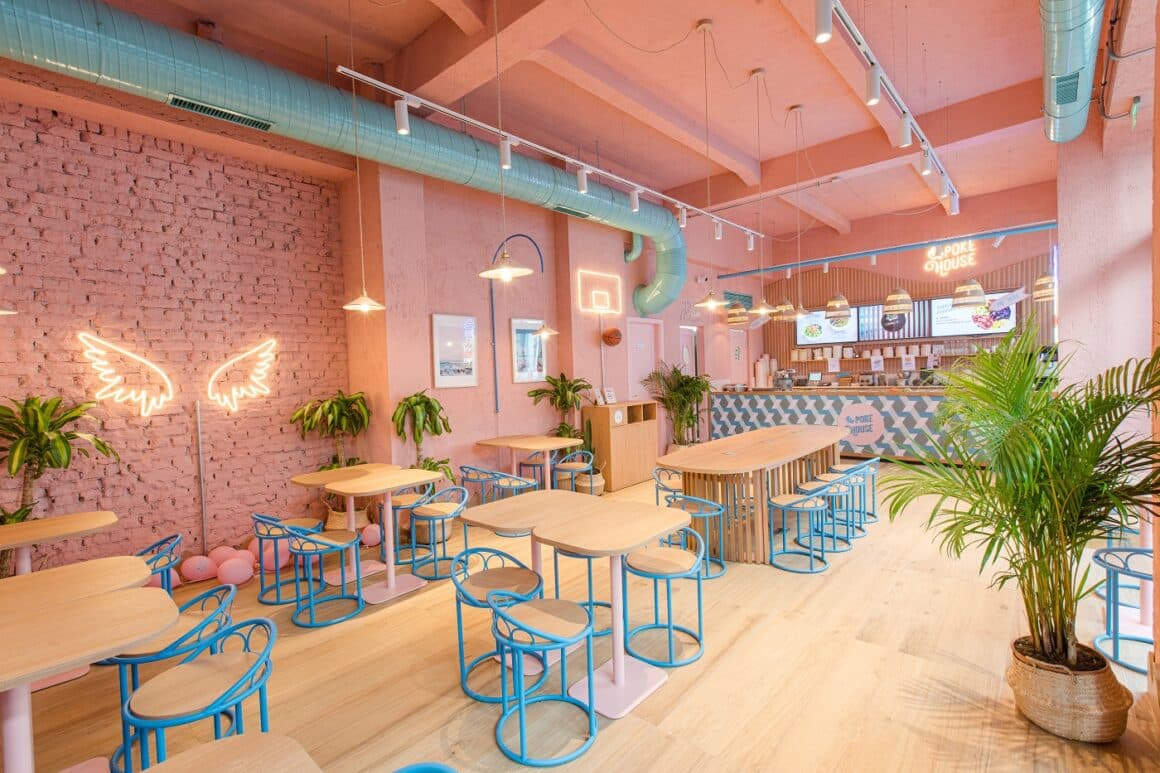interiorul de la Poke House Bucuresti, in nuante de roz, cu mobilier simplu, din lemn, si accente decorative interesante