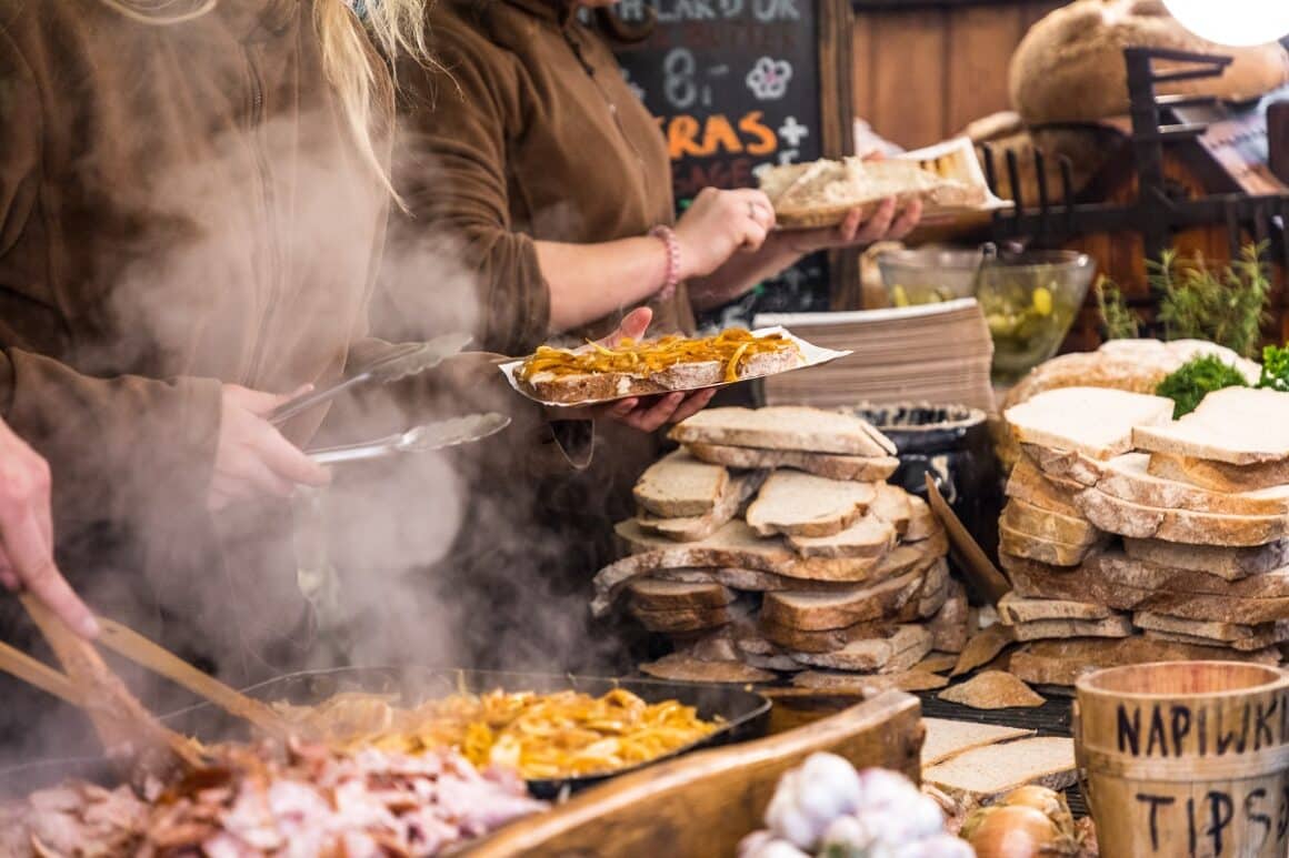 Close up cu o taraba la care s evinde street food, macare traditionala poloneza. ce să mănânci la Praga