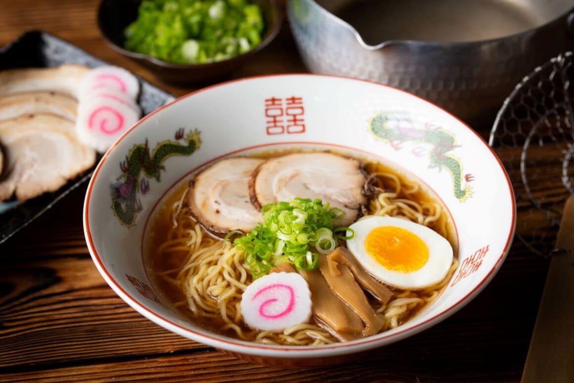 O portie de ramen este servita alături de alte preparate tipic japoneze într-un bol traditional. Preparate din jurul lumii - Japonia