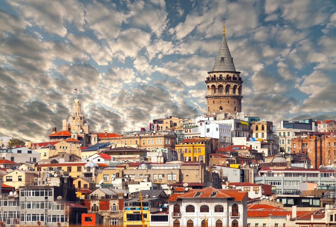 peisaj urban cu Turnul Galata deasupra Cornului de Aur din Istanbul, Turcia. - de vizitat la Istanbul