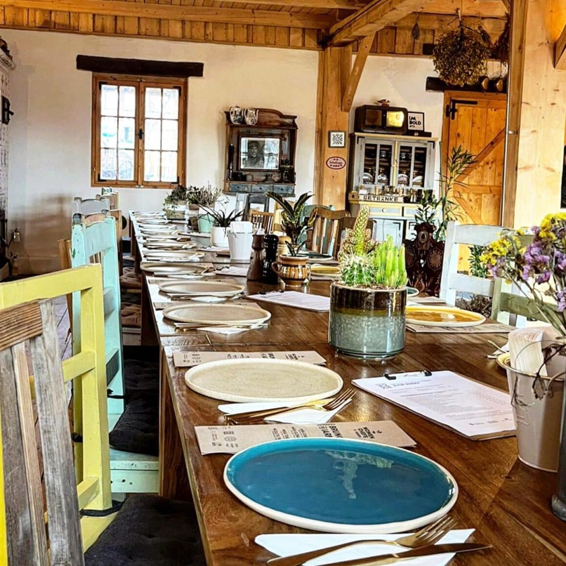 masa intinsa pentru mai multi oaspeti in restaurantul de la Viscri 32, intr-o incapere rustica