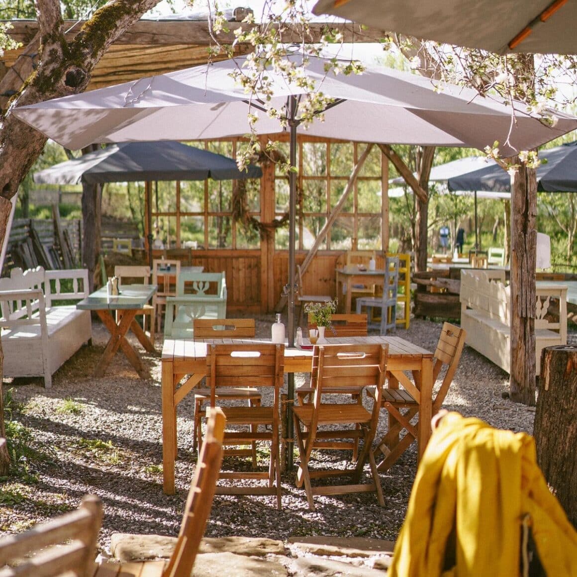 mese pe terasa in fata unui hambar la Viscri 32 - restaurante farm to table