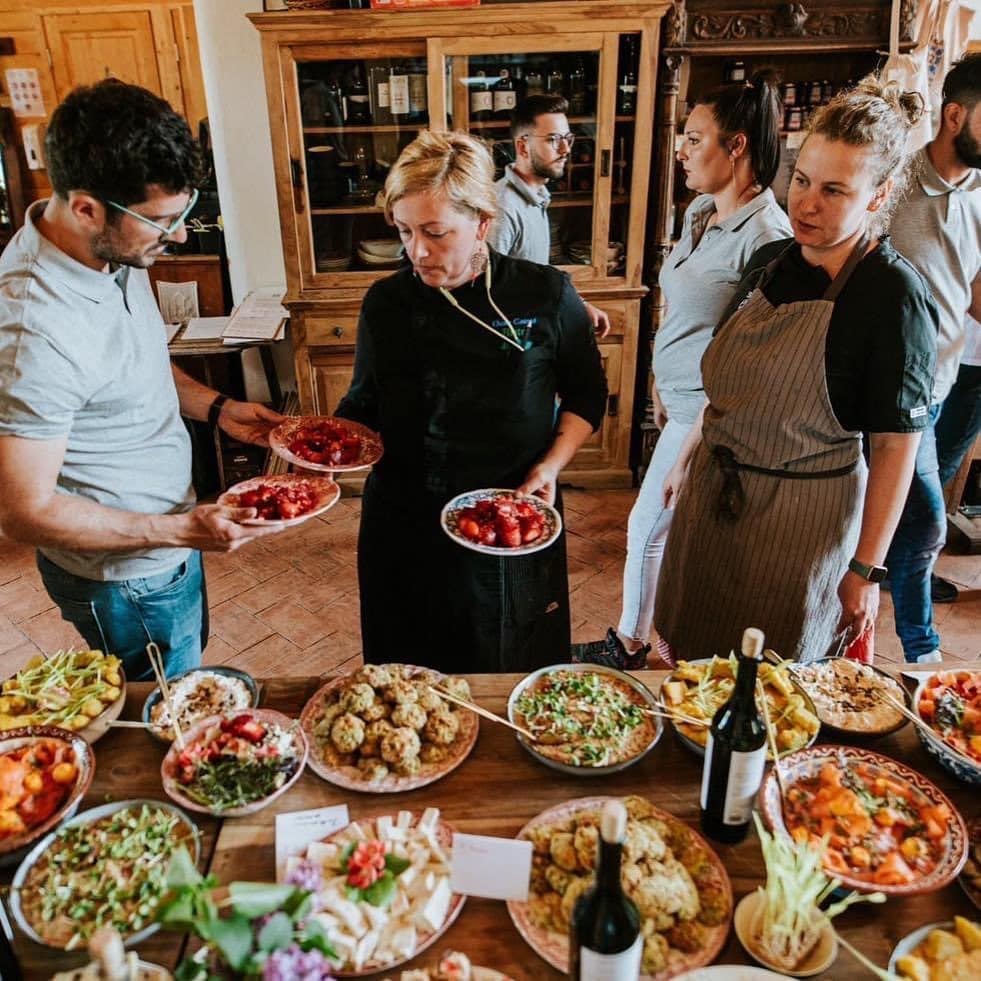 Oana Caonta si Mara Elena Oană gatesc impreuna la White barn, restaurant Viscri 32 - restaurante farm to table
