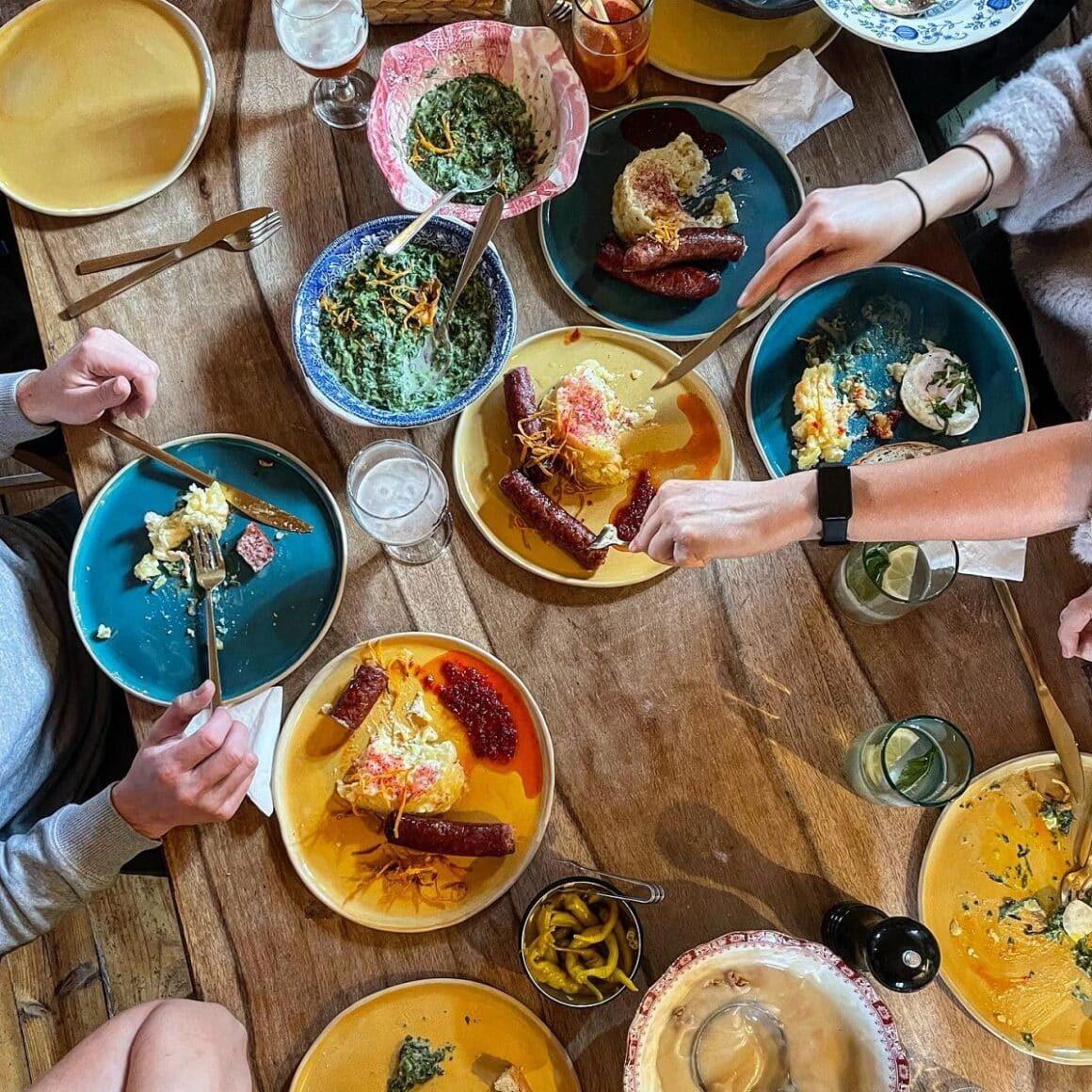 farfurii cu mancare fotografiate de sus pe masa la White Barn, restaurant Viscri 32