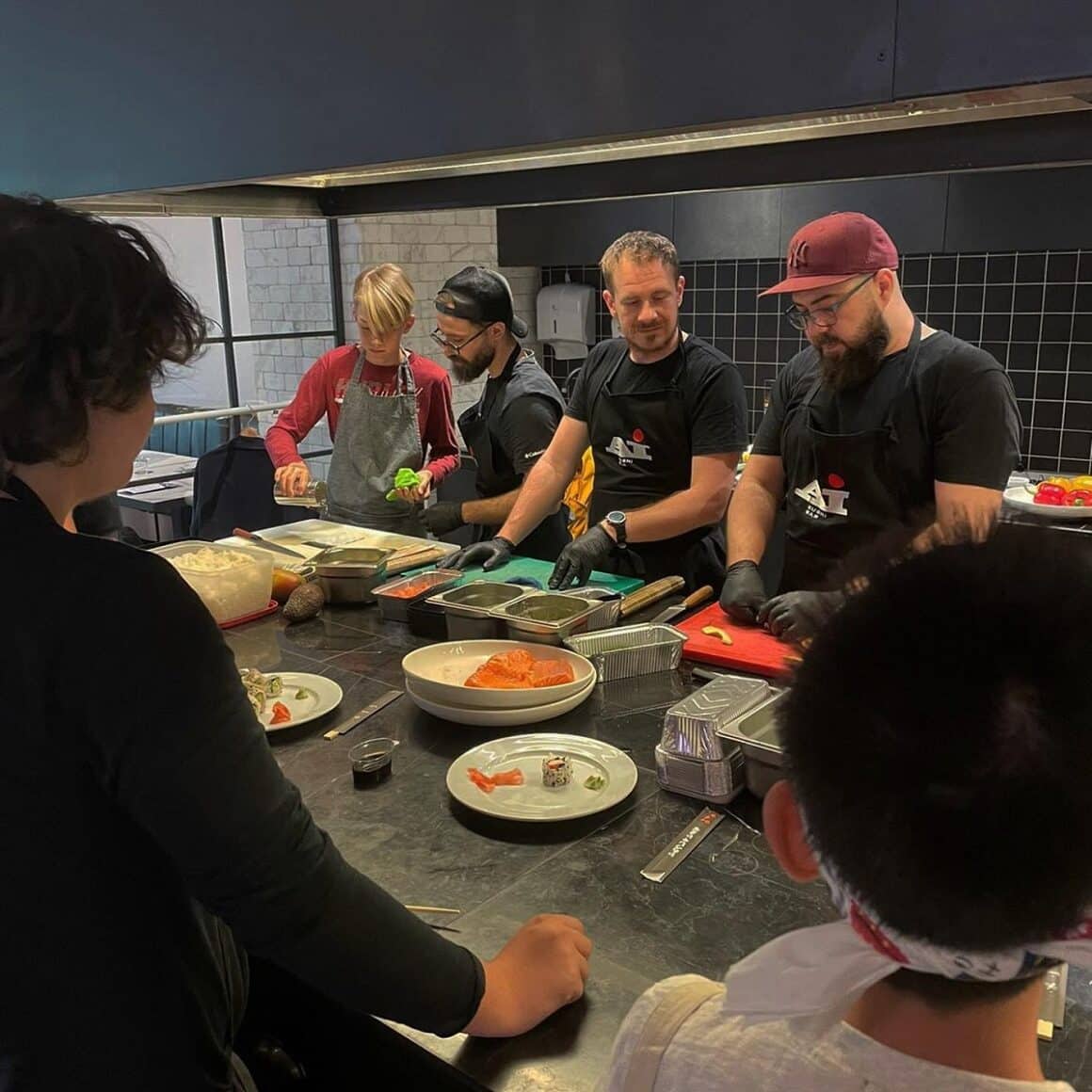 mai multi bucatari care prepara mancare la Ai Sushi