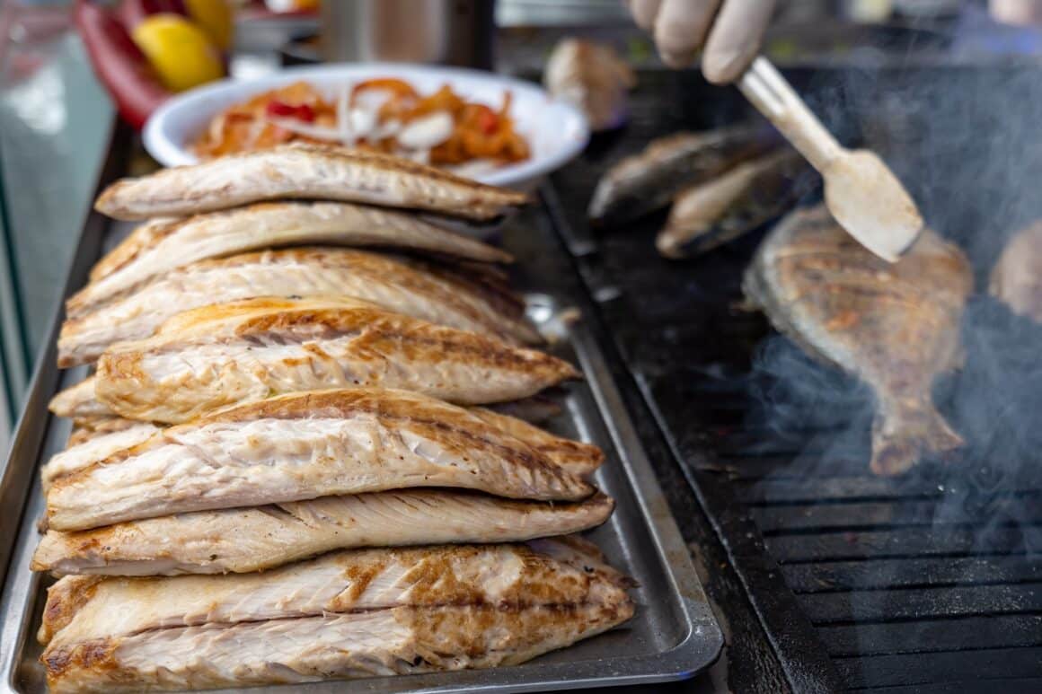 close up cu peste preparat la grill pentru faimosul preparat de street food din Istanbul, Sandvișul cu pește balık ekmek - Donerci Sashin Utsa - de mâncat la Istanbul