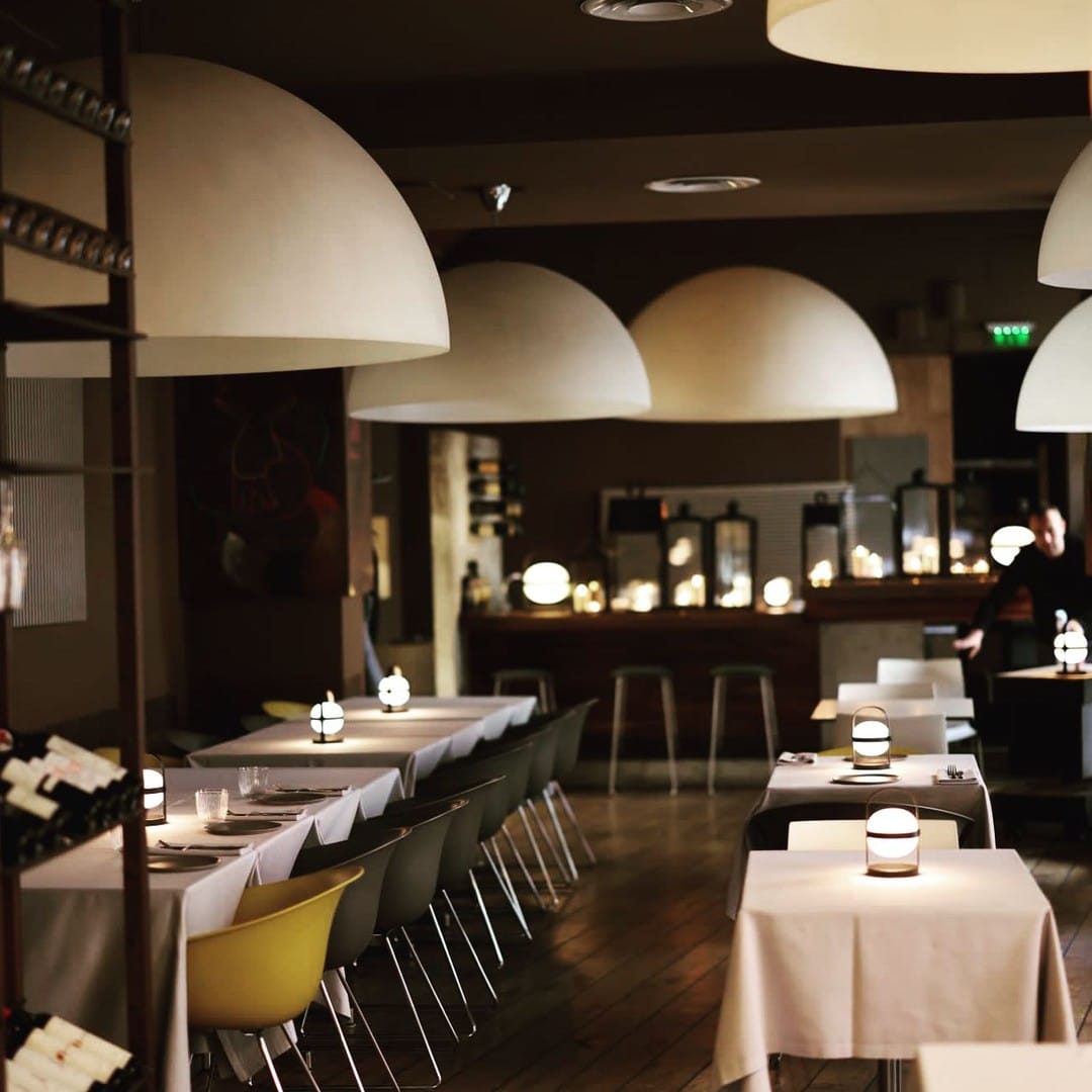 Imagine din restaurant Bracca din CLuj, amenajat elegant, unul din restaurante destinație din țară