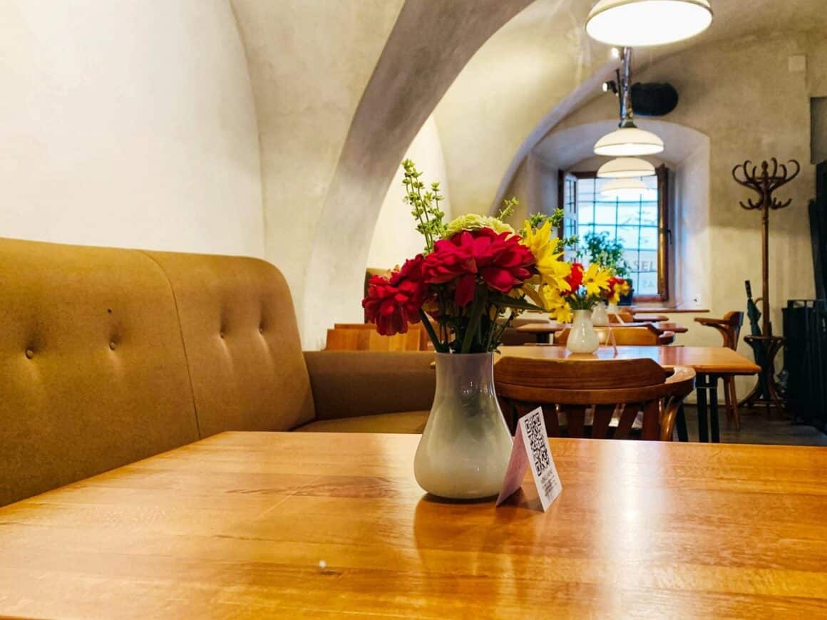 vaza cu flori pe masa la restaurant bistro de Larte Brasov