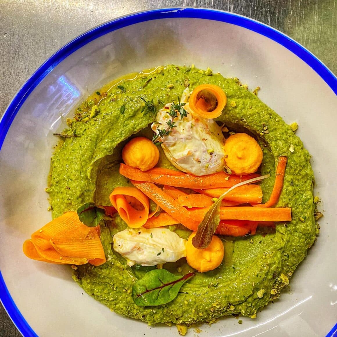 piure verde cu batoane de morcovi si ou posat la Bistro de LArte Brasov