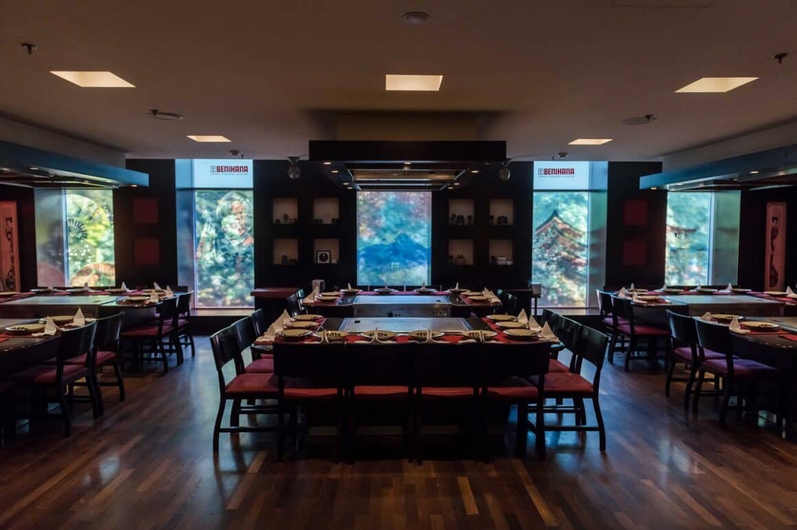 masa asezata in forma de patrat cu scaune de jur imprejur - la Benihana București