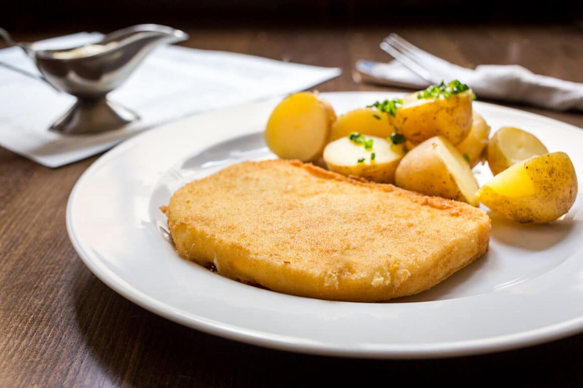 o portie de branza prajita cu cartofi fierti și verdeață de la restaurantul lokal din praga