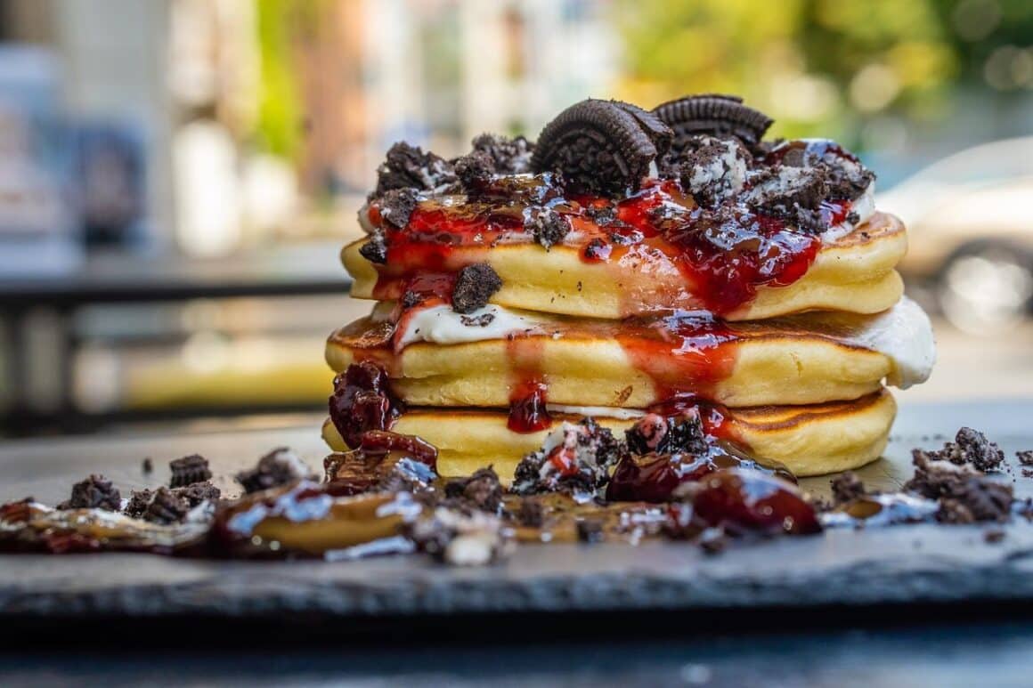 pancakes cu ore, ciocolata alba si sos de capsuni, la Brutal Pancakes, loc unde mâncăm clăite bune în București